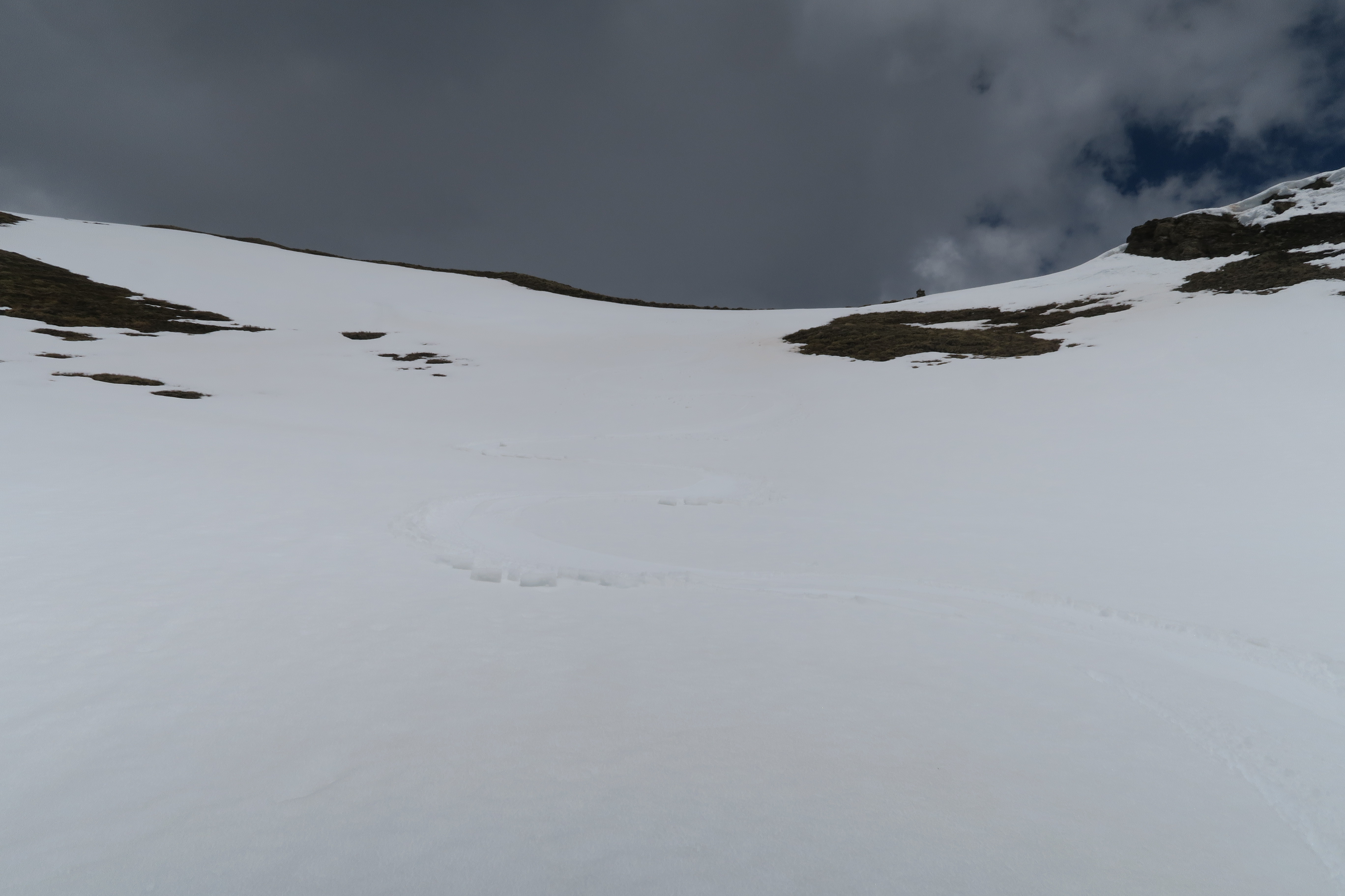 ulteriore discesa su neve inaspettatamente bella per oltre 400 metri poi passeggiata fino ad Eternod