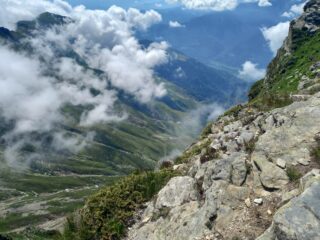 Salendo sulla cresta si vede il vallo e di subiasco in val pellice con alpeggio barma d aout