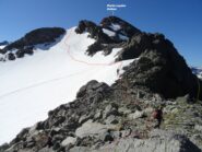 Vista dal Col du Grand Assaly: in rosso la traccia sul pendio nevoso fatta all'andata. In giallo l'aggiramento sul versante Francese.
