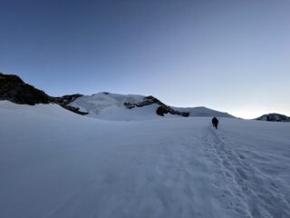 Le prime luci dell'alba sul ghiacciaio.