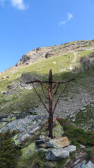 Un crocifisso ci indica la via crucis