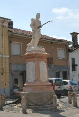 Il monumento in piazza a Palestro ai soldati zuavi in ricordo della battaglia del 1859
