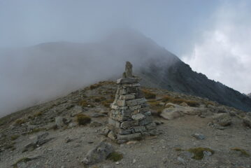 L’arrivo al colle: Mt. Faroma e Vallone di St. Barthelemy nella nebbia