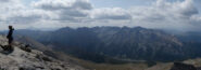 Panorama sulla valle Argentera (Punta Ramiere è la più a sx. della cresta in primo piano) e sullo sfondo il Monviso.