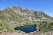 Il lago inferiore di Valscura e le cime di Valrossa sullo sfondo a sinistra