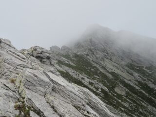 La cima emerge appena dalle nuvole, vista dal versante Onsernone