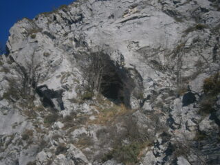 la grotta sotto la cima