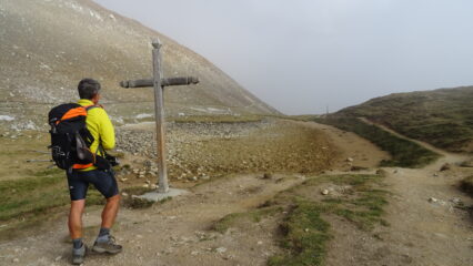 Arriviamo alla grande croce del Colle di Valle Stretta (Col de la Vallèe Etroite) 2434mt. 