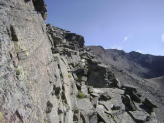 cengia rocciosa su lato Nivolèt verso la quota 3147. Si può anche passare in cresta.