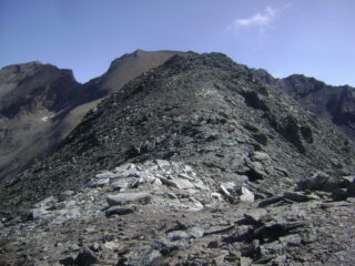 la selletta tra le punte sud e nord, a destra delle rocce chiare si intuisce la traccia che scende verso il colle Bes