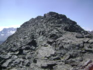 verso Punta Bes, la traccia resta a sinistra sotto la cresta per evitare qualche salto di roccia