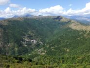 Carpasio sotto l' Alpe di Baudo ed il Monte Grande