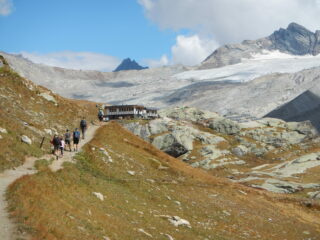 in vista del Rifugio des Evettes e sullo sfondo il Glacier du Mulinet