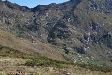 L’Alpe di Druer ed il vallone dove corre il sentiero di discesa dalla Punta Cressa. Sullo sfondo il Colle della Lace