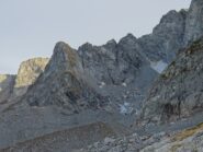La Guglia di Manzone e tutta la cresta percorsa, dominante l'ormai malconcio ghiacciaio di Peirabroc