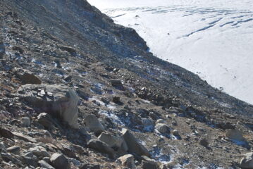 Quella che sembra l’alternativa al sentiero franato: un’esile traccia che scende al ghiacciaio e porta al punto d’attacco per la salita al Rutor