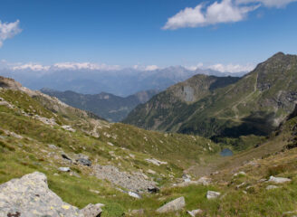 Dal colle, vista verso la Valle d'Aosta. In basso il Lago Giors
