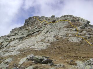 anche se la cresta è breve, dal colle il percorso è più agevole mantenendosi leggermente più bassi sul versante italiano, soprattutto in caso di neve o roccia umida.