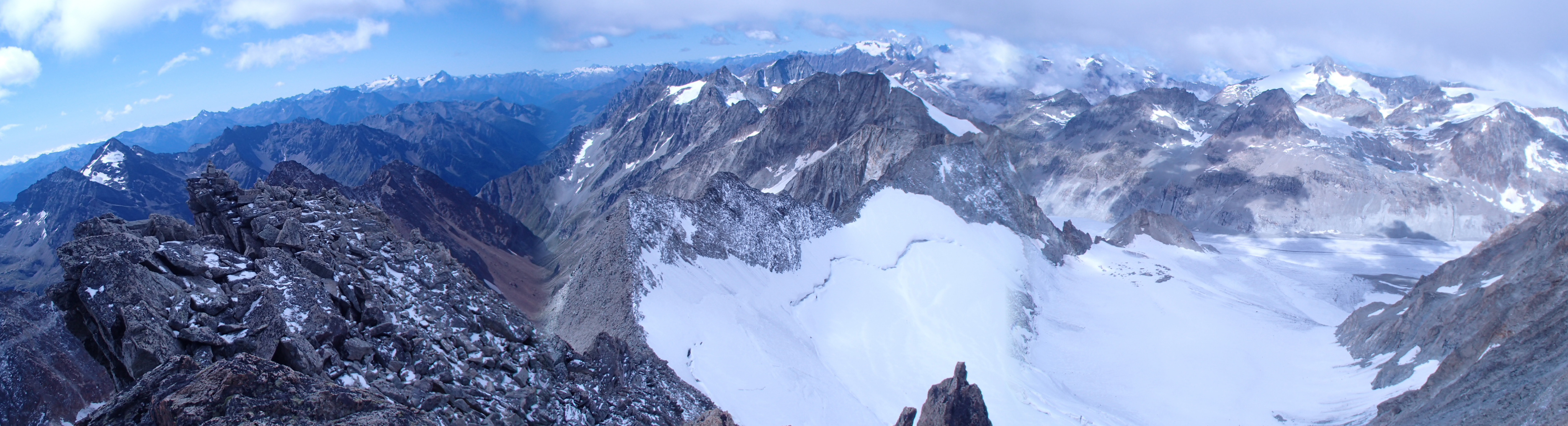 Panorama dalla cima, Piccola Becca Blanchen e il ghiacciaio sul versante svizzero