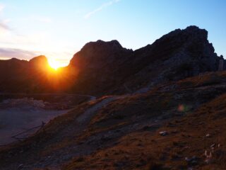 Il sole sorge dietro la cresta su cui passa la Falcipieri.