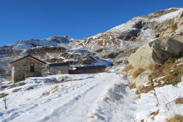 L’arrivo agli Alpeggi di Pere Blanches. Poco oltre, a Marmontana, si imbocca il sentiero 1B