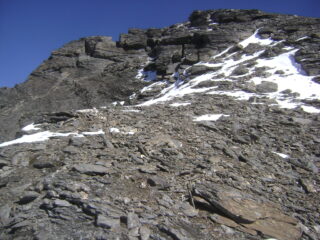 ultime roccette su neve residua prima della vetta