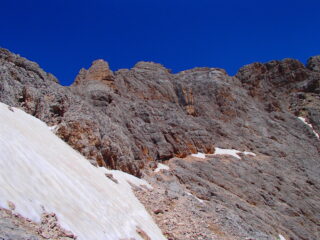 Sulla cengia finale, guardando in direzione della Punta Sorapiss, ancora un po di neve sulla cengia ad inizio stazione.