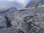 i grandi crepacci all'attacco del ghiacciaio della Tsanteleina, aggirabili a sinistra