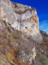 un tratto spettacolare del percorso sotto le bastionate del Monte Rubbio