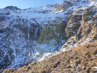Le cascate visibili sul fondo dell'anfiteatro e l'Alpe Irogna sup. in alto sulla destra, salendo