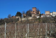 Castello di Gabiano e vigneti scendendo verso la SP1 per il rientro alla Piagera