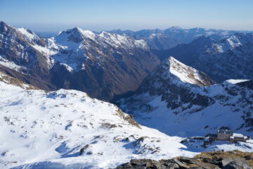 Vista dal Corno del Camoscio verso la Valsesia, in basso a destra il Rifugio Vigevano