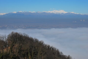 Dal belvedere di Cantavenna: sotto le nubi il Po, sull’altra sponda Fontanetto Po, le torri della centrale ENEL, la catena montuosa dalla Valle d’Aosta alla Valsesia e il Monte Rosa.