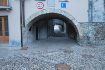 La via Monte Zerbion, che esce da Aosta una volta passato l’Arco di Augusto e  il ponte romano