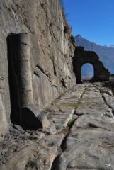 La storica pavimentazione sulla Via delle Gallie, con i resti di colonna e arco