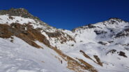 Passato il Col de Fontaines c'è un tratto esposto a sud con il minimo di neve che serve per passare con gli sci 
