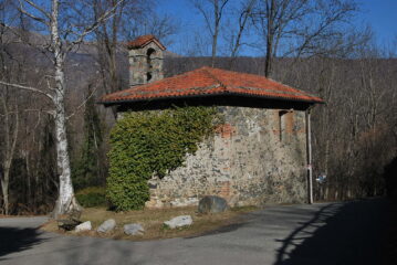 Cappella S. Croce, passato il Lago Pistono e sulla via per la Cappella S. Pietro Martire e il Lago Sirio