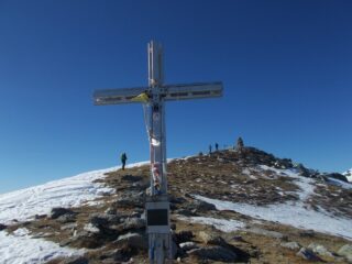 la croce sulla testa di Garitta Nuova ,appena sotto la cima sul lato Val Po