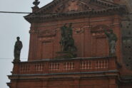 Dettaglio delle statue che ornano il fronte della Chiesa di S. Giorgio a Gropello Cairoli