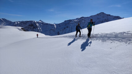 Sciatori lungo la normale dei Telliers dal versante svizzero