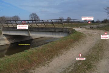 Il bivio al ponte che lascia il dubbio: il percorso secondo la mappa svolta a destra, l’indicazione sul mancorrente manda invece diritto.