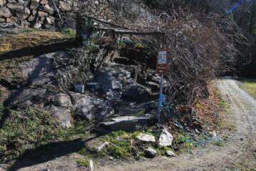 L’imbocco del sentiero sulla Via Montiglie dopo il Battistero che porta a Montestrutto 