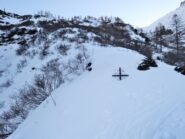 Una croce affiora dalla neve verso Bortelalp