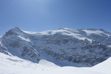Dalla vetta il ghiacciaio superiore del Vallonnet. Sulla sinistra l'Albaron.