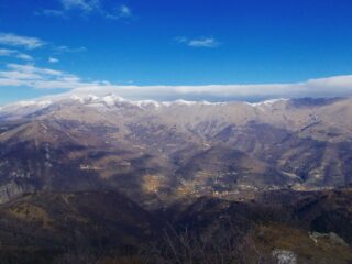 a vista spazia sull'Alta Valle Tanaro e le sue cime