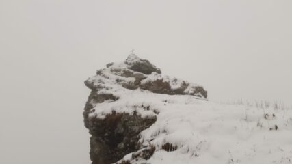 La croce di vetta tra neve,ghiaccio e nebbia