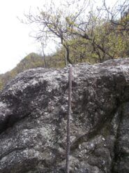 una corda che aiuta  a salire sulla  rocca 