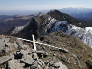croce di vetta e panorama su Beccas , Alpe e bassa
