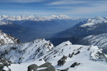 vista verso Aosta, sullo sfondo dal Mont Gelé all'Emilius passando per Cervino e Monte Rosa