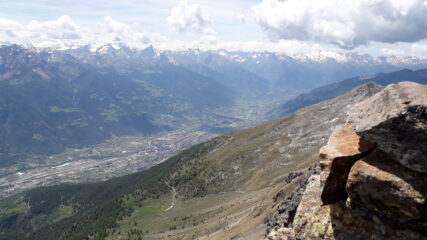 dalla Tsat all'etsena uno sguardo giu' nella piana di Aosta..